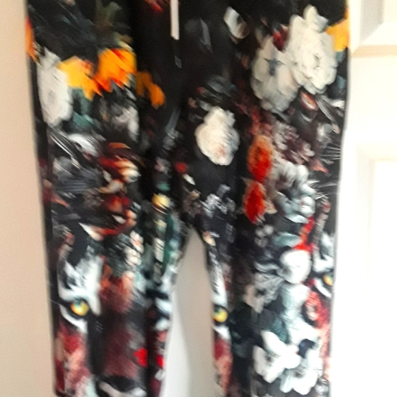 Beauty and beast vivid tropical image size large joggers - Picture 1 of 13